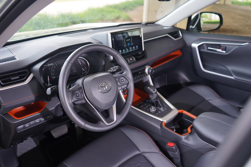 RAV4 Adventure透過跳色配色來凸顯其奔放的座艙氛圍