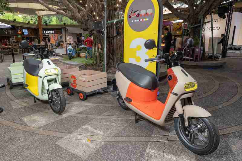 Gogoro 3 系列車身材質使用可 100% 回收的無毒五號塑膠 PP,並且無須化學烤漆噴塗,車殼表面耐刮,若有磨損車殼內部與車殼表面皆為同色。