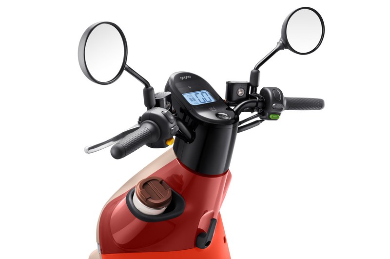 Gogoro 3系列附有大家想要的置杯架,而且還是一體成型的喔。