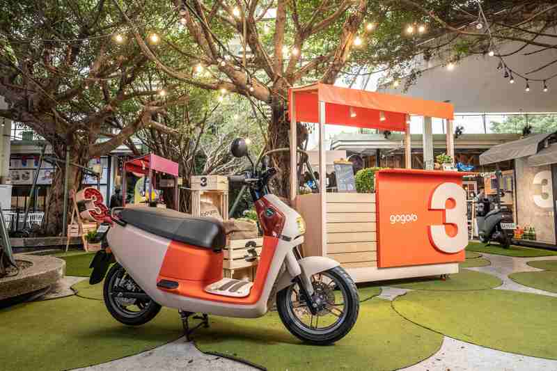 Gogoro 3 系列有 Gogoro 3 Plus 及 Gogoro 3 兩種款式,其中3 系列提供簡單灰、晴空藍和漿果紅等三色;3 Plus 除了簡單灰外,也推出檸檬雪酪和楓糖摩卡、藍莓慕斯等三色。