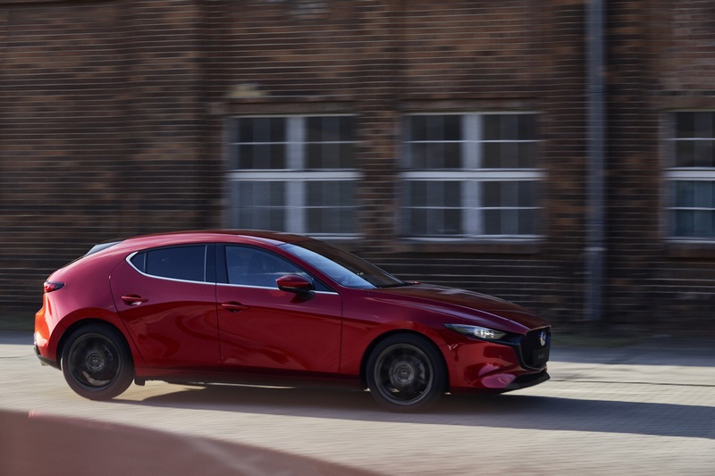 Mazda 3共有四門車型規劃:尊榮型79.9萬元、頂級型89.9萬元及旗艦型95.9萬元;五門車型:頂級型90.9萬元與旗艦型96.9萬元等車型。