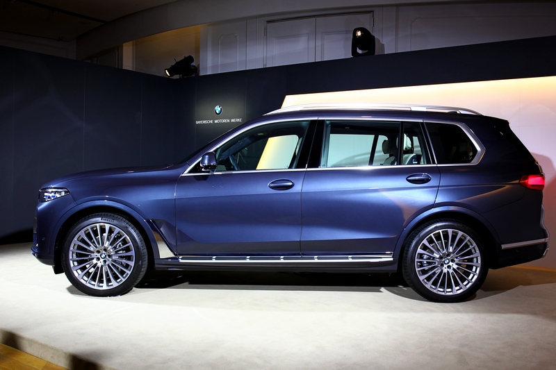 簡約精實的車側線條是BMW全新設計語彙,也替X7展現自信沉穩的魅力。