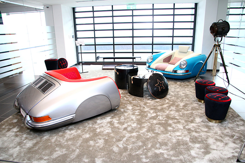 MOBELLIO展示了一系列以汽車為發想的家具產品,其中最受矚目的當屬以Porsche經典車款901車體零件打造的座椅組,並可接受客製化訂製服務,買家可自行選擇烤漆、皮革顏色與樣式等。