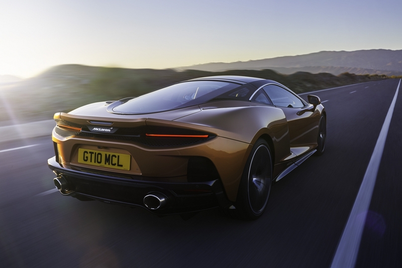 McLaren GT雖以舒適旅遊作為訴求,但4.0升V8雙渦輪引擎,仍具有620hp/64.2kgm性能,及3.2秒的百公里加速與326km/h極速超跑水準。
