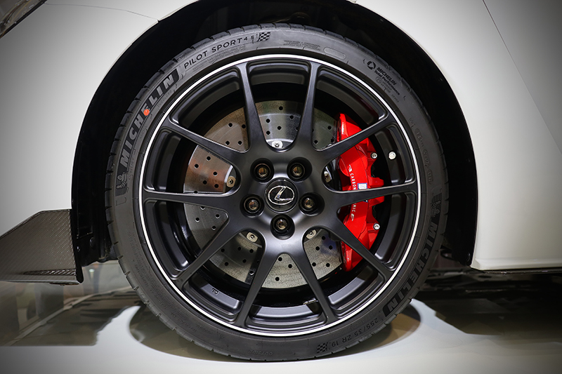 Brembo Carbon Ceramic陶瓷碳纖維煞車系統,提供超強的煞車性能及連續激烈操駕時的抗熱衰退性能,並搭配BBS所代工的超輕量化鍛造鋁圈,大幅減低簧下負重。