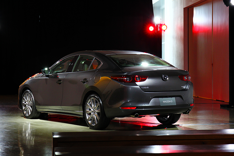 在這世代Mazda 3將五門掀背與四門房車營造出不同屬性。