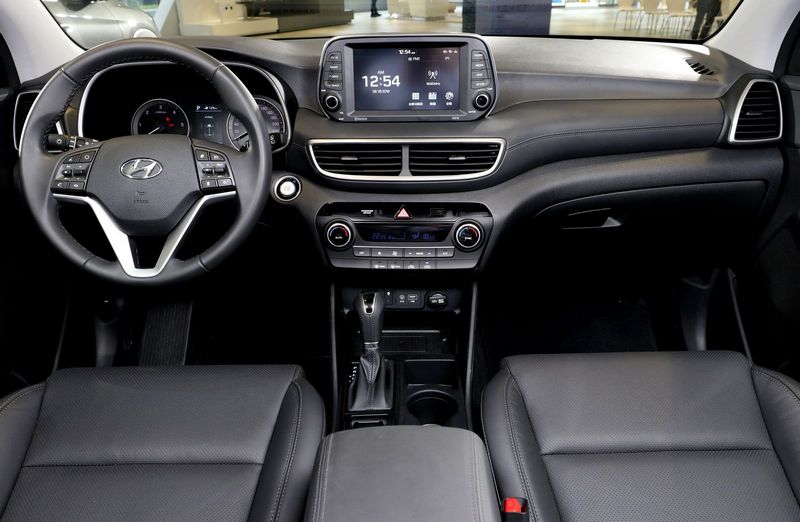 內裝部分採用8吋懸浮式觸控螢幕,具備Apple Carplay/Android Auto功能。