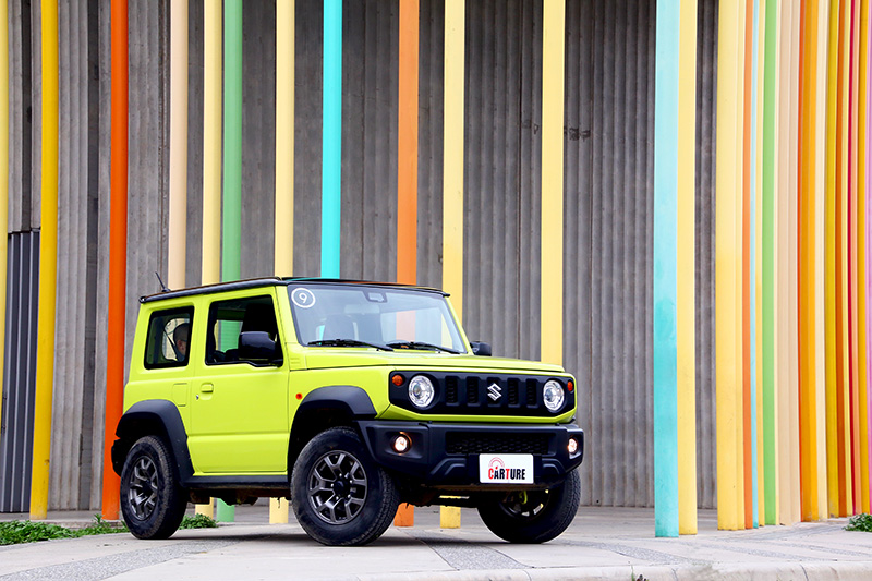 回歸方正簡潔外型的全新Jimny,在新車造型越來越相似的年代中,反而格外亮眼。