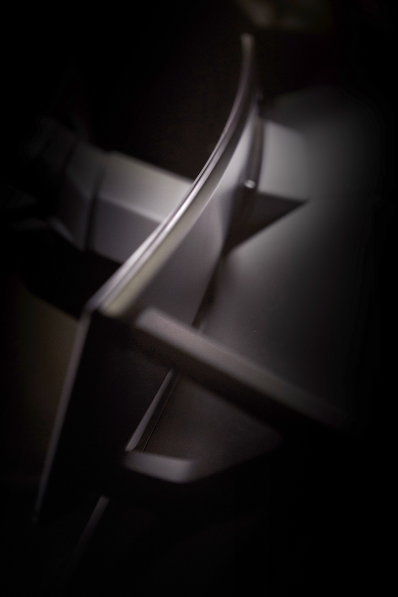 BMW iNEXT座艙配置大型曲面螢幕。