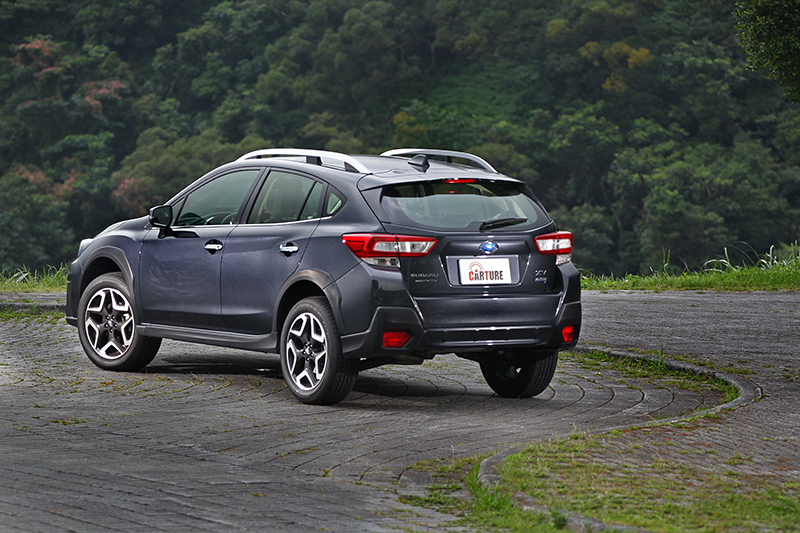承襲SUBARU新世代「DYNAMIC x SOLID」家族設計語彙而來,加以環車越野套件妝點,令XV更具跨界曠野風情。