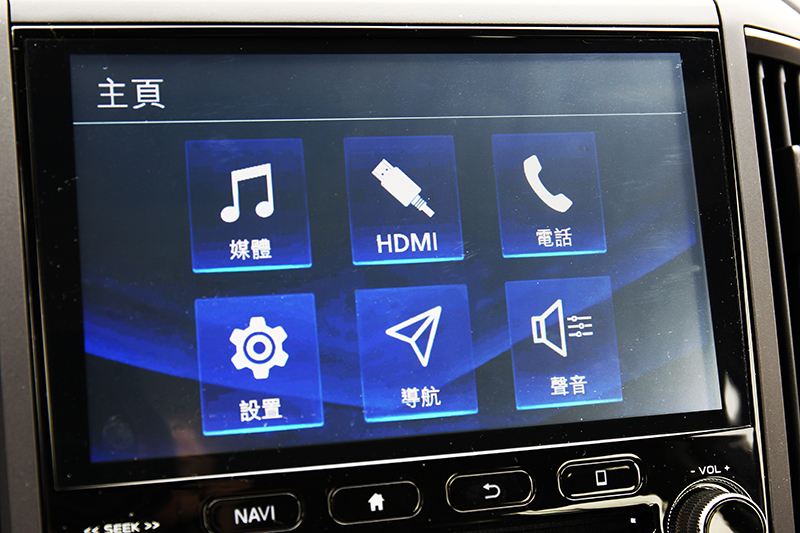 可完整支援Apple CarPlay®的8吋觸控智慧影音系統,輕鬆連動整個世界。