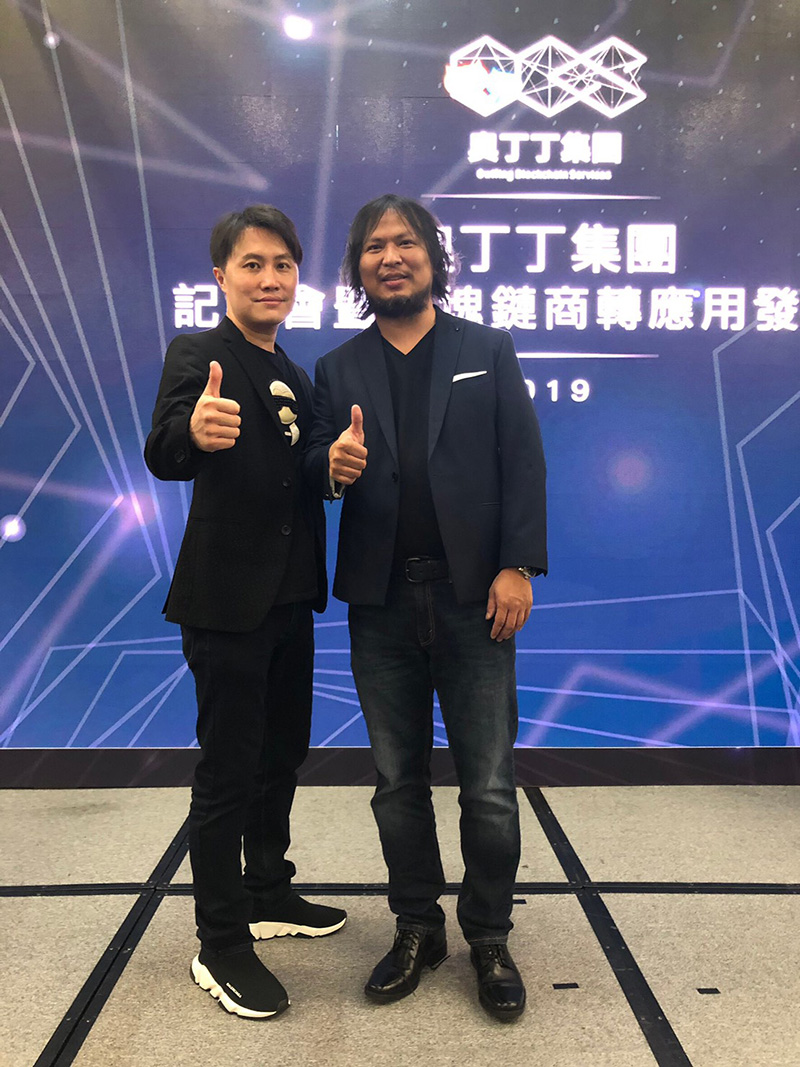 車博資訊創辦人陳柏文(左)與奧丁丁集團創辦人兼執行長王俊凱。