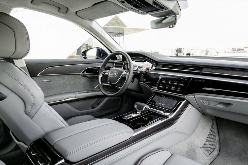 A8皆標配Audi 公路行車輔助套件、都會行車輔助套件與360度全視角顯影等多項頂尖防護科技。