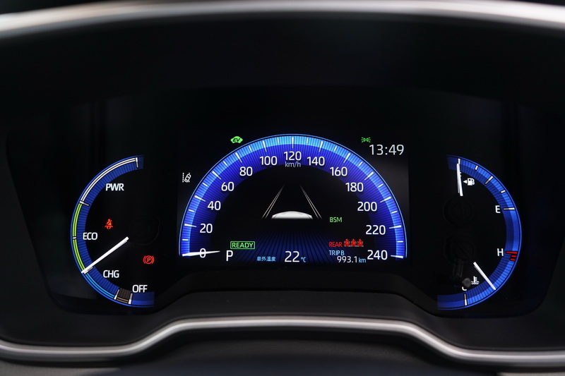 Altis Hybrid的駕駛儀表配置的是7吋數位儀表,科技感上明顯占了上風