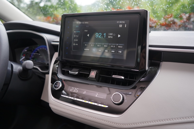 Altis Hybrid內建Toyota Drive+ Connect 智聯車載系統,可提供國道即時路況、線上問卷、愛車秘書、道路救援等功能