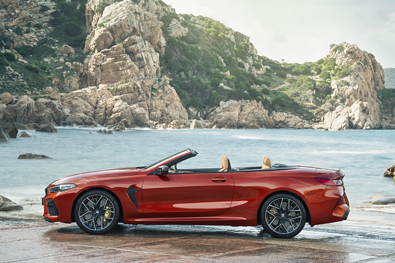 M8 Convertible採用軟頂配置,15秒就可以完成開關篷動作。