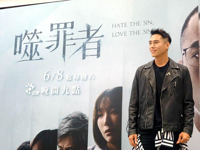 金鐘影帝莊凱勛在戲中不惜背部全裸演出。