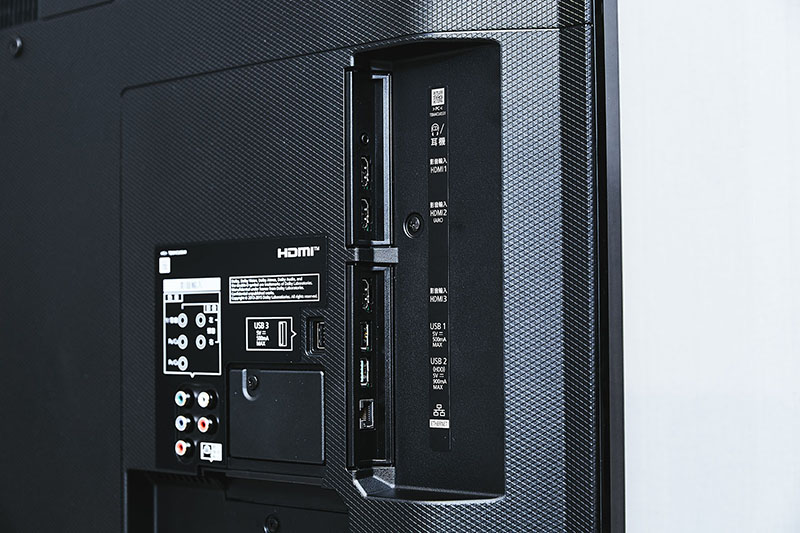 位於機背側邊的傳輸介面群,則包含 HDMI、耳機、LAN 有線網路端子、USB 3.0 介面等,提供用家極大的外部器材連接便利度。