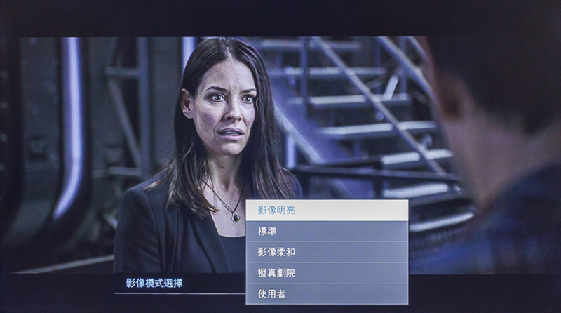 循例,影像設定中對於初入門用家或是影音發燒友來說,最根本的設置基礎就是影像模式,而 TH-55GX750W 並未特別強調影像模式的數量,更精準地說,這款電視希望用家可以利用相對少的廠設模式,與極度豐富的細項調整,調校出最佳影音表現,所以不同的影像模式間就有著相對清楚的對比性。 首先是影像模式:影像明亮。