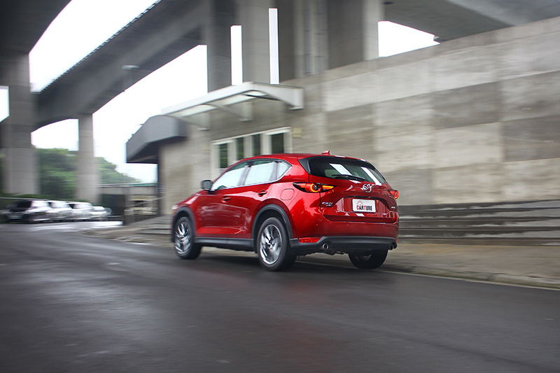 具備進階動力以及G力導引控制技術+的MAZDA CX-5 2.5,駕馭姿態更顯得心應手。