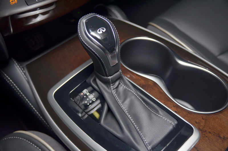 附7速手自排功能的CVT無段變速箱讓這輛2噸大車換檔品質相當柔順