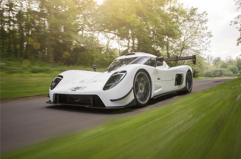 Ultima RS動力可升級至1200hp,進而有著2.3秒0~100km/h加速與402km/h極速。