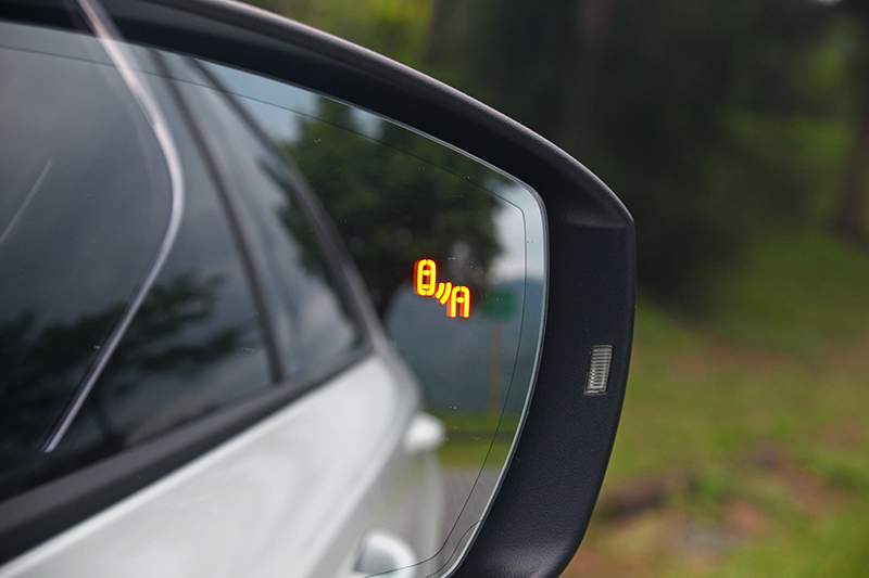「聰明EYE」也包括Blind Spot Detect車側盲點警示系統以及RTA後方來車警示系統,只要有車進入駕駛人視覺死角,左右後照鏡上就會閃燈警告。