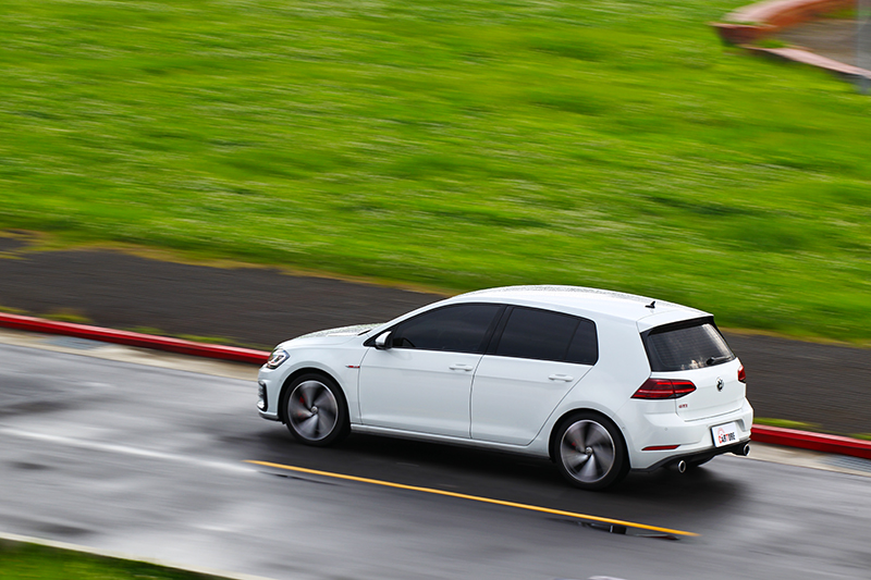 韌性的懸吊反應與動態穩定系統,讓Golf GTI Performance Pure擁有令人開心又安穩的動態反應。