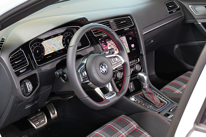 Golf GTI Performance Pure座艙維持與Golf GTI相同配置。