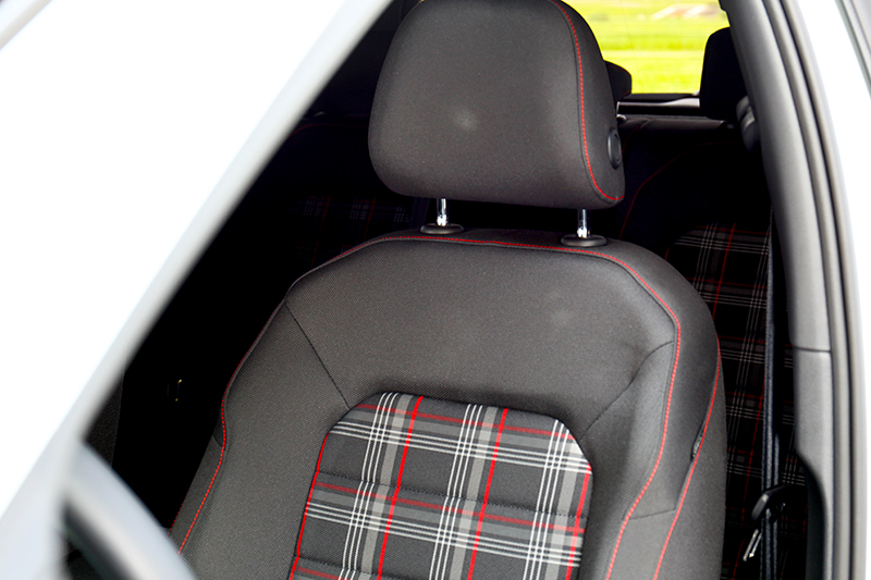 不同於Golf GTI Performance類麂皮座椅,Golf GTI Performance Pure仍為經典格紋。