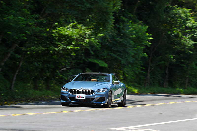 4.4升V8渦輪引擎530hp/76.5kgm動力,會讓人忍不住想要探索它的能耐。
