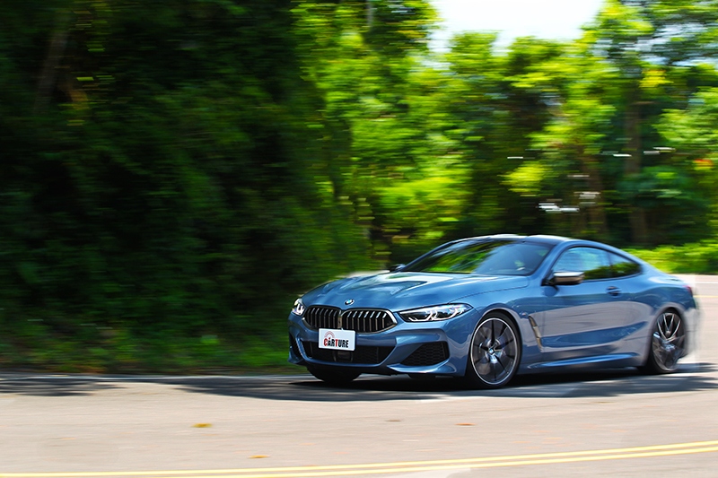M850i xDrive Coupe雖然尺碼不小,但在彎中卻是出奇的靈活俐落。
