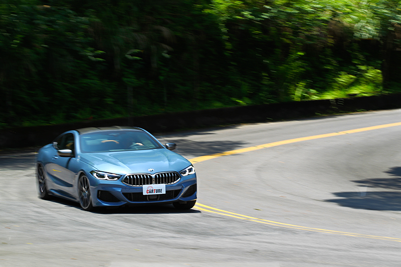 M850i xDrive Coupe優異的操控有一部分須歸功於四輪轉向系統。