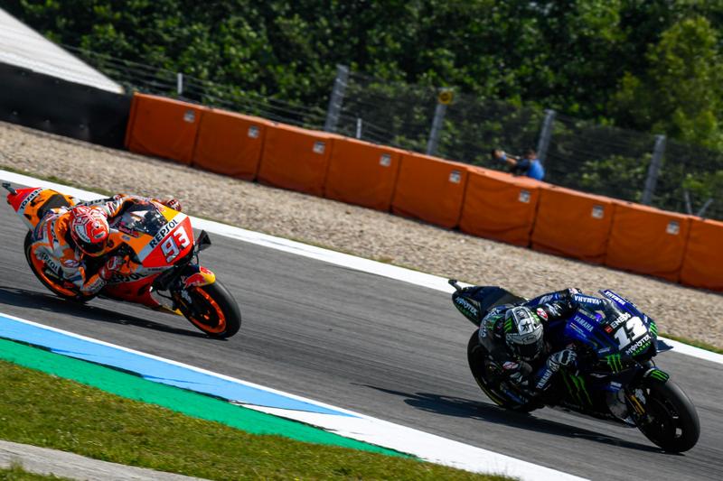 Marquez雖數度超越Vinales,但最終仍是Yamaha車輛略勝一籌而讓Vinales守住位置。
