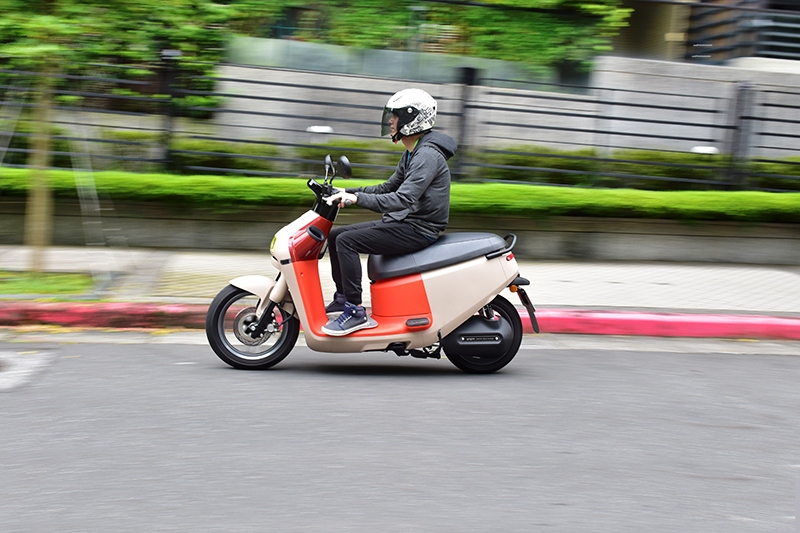 雖然Gogoro 1操控表現最為出色,但Gogoro 3也有著易掌控輕鬆的晴騎乘感受。