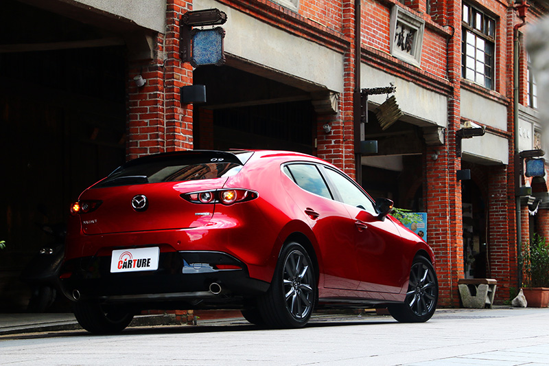 新Mazda3五門車型的造型精華大概就是這圓滑到極致,然後只用鈑件曲面所構成的車側與車尾設計了,所造成的光影反差之大,是當前新車中僅見。