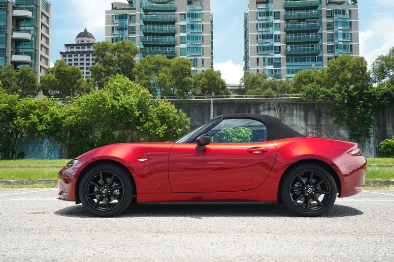MX-5採低坐姿設定,重心較低的優勢讓這輛小跑車的操駕反應相當靈敏