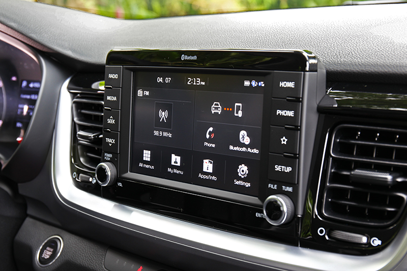 懸浮式中控螢幕讓整體視覺更加輕盈,同時也支援Apple Carplay與Android Auto。