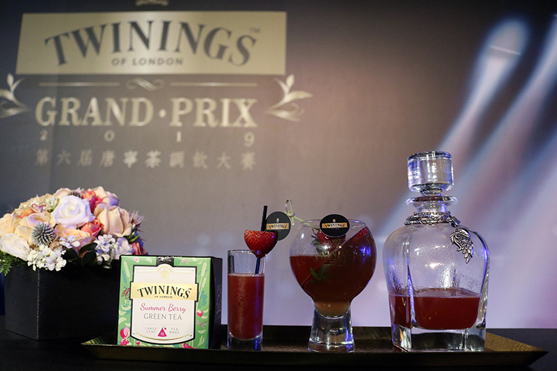 ØZI最愛草莓親身示範「TWININGS Paradise唐寧天堂島」調飲