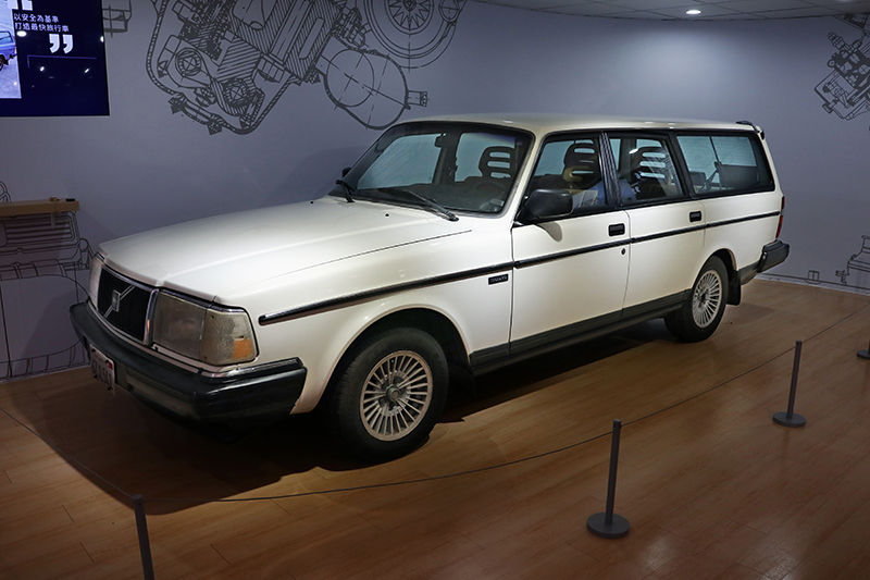 Volvo 245 (1974)