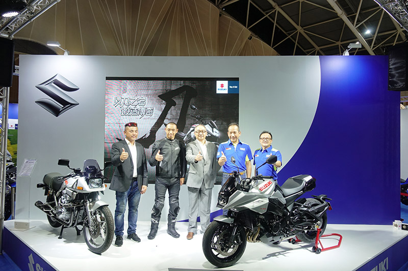 GSX-S1000S 刀 發表會 MotoGP 主播陳琮閔、青木宣篤選手、黃教信董事長、岡崎淳總經理與林進賢部長。