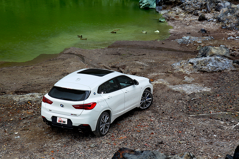 X2 M35i外觀配置M Performance套件,並輔以M車型專屬的鈰灰色處理。