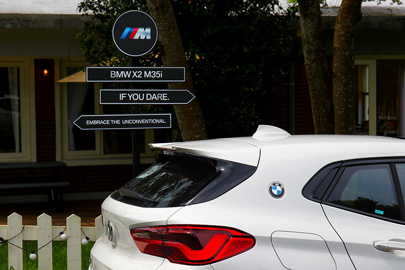 C柱的BMW Logo是向BMW E9致敬。