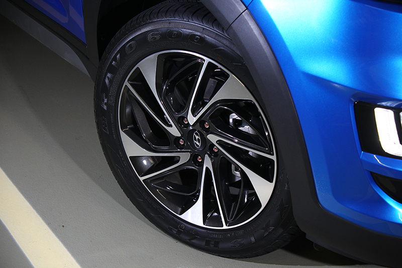足踏225/55 R18寬胎的NEW TUCSON,兼具行路舒適性與駕控反應。