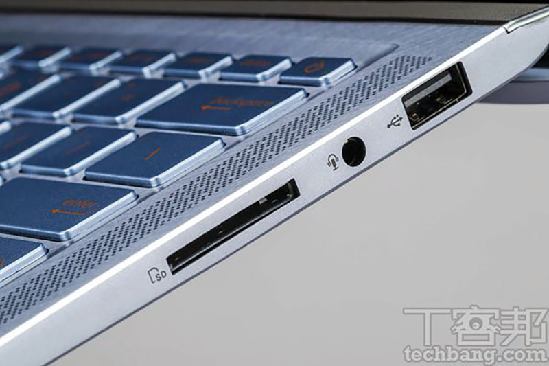 機身右側則有 USB 2.0、3.5mm 耳麥孔,以及 SD 讀卡機。