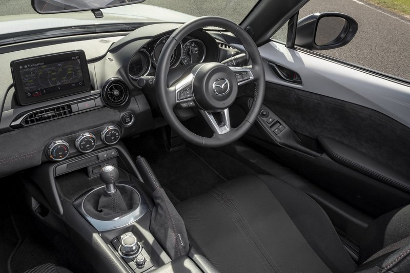 Design Pack套件於內裝門板、排檔座、手煞車與儀表平台改以麂皮包覆。