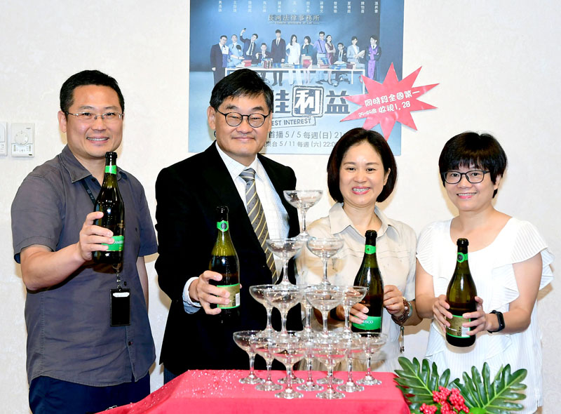 左起:趙大同經理、莊豐嘉總經理、陳慧玲製作人、劉桂蘭特助