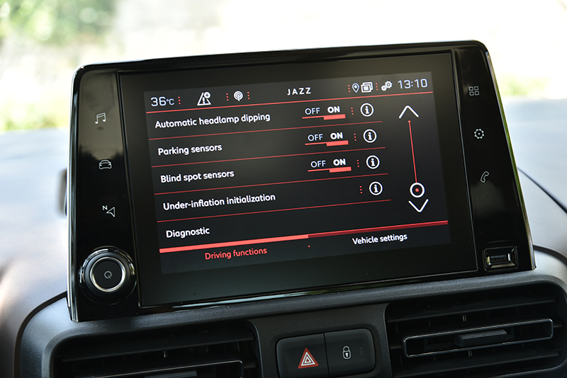 8吋觸控螢幕掌管多數車輛設定,也支援Android Auto與Apple CarPlay手機連結。