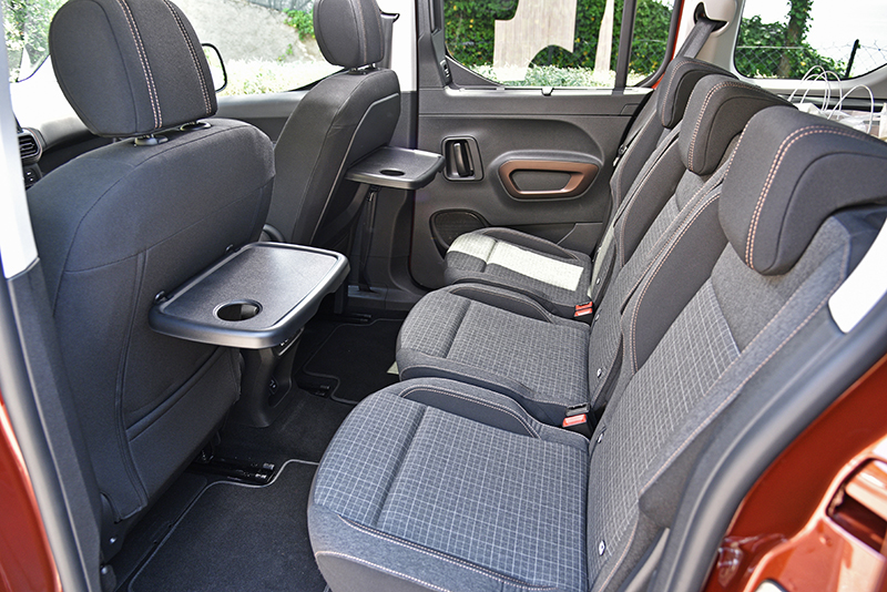 後座三張座椅都設有Isofix,放入一張兒童椅後還能坐進兩名成人。