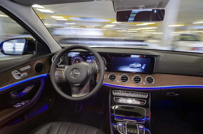 符合AVP系統需求的車輛,在與系統連接後會自動前往指定車位停車。